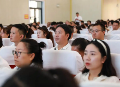 教师们则在专属课堂上快速把握从备课技巧到班级办理的实战秘籍